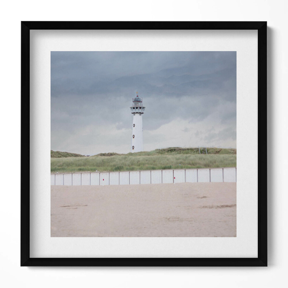 Obraz w drewnianej ramce Samotna latarnia morska na plaży