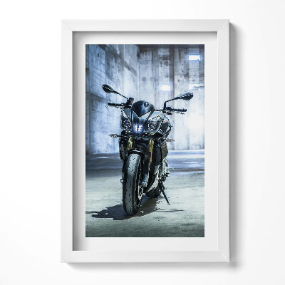 Obraz w ramie Motocykl w betonowej alejce miasta