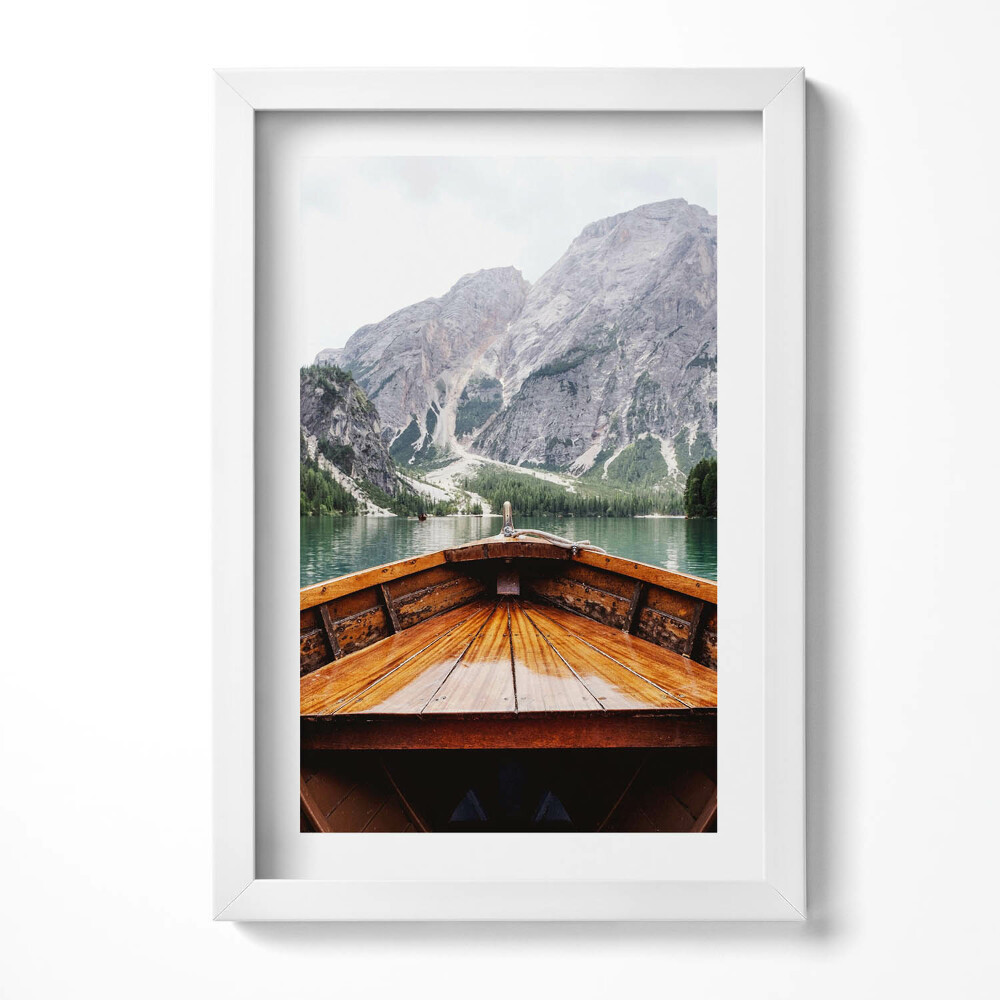 Obraz w ramie Łódka na górskim jeziorze