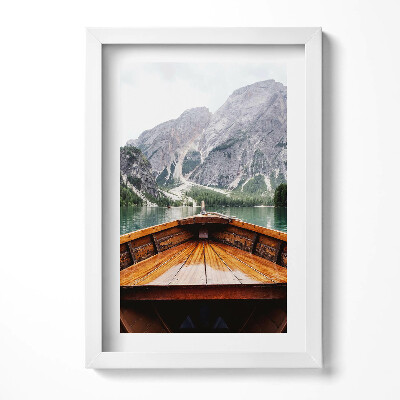 Obraz w ramie Łódka na górskim jeziorze