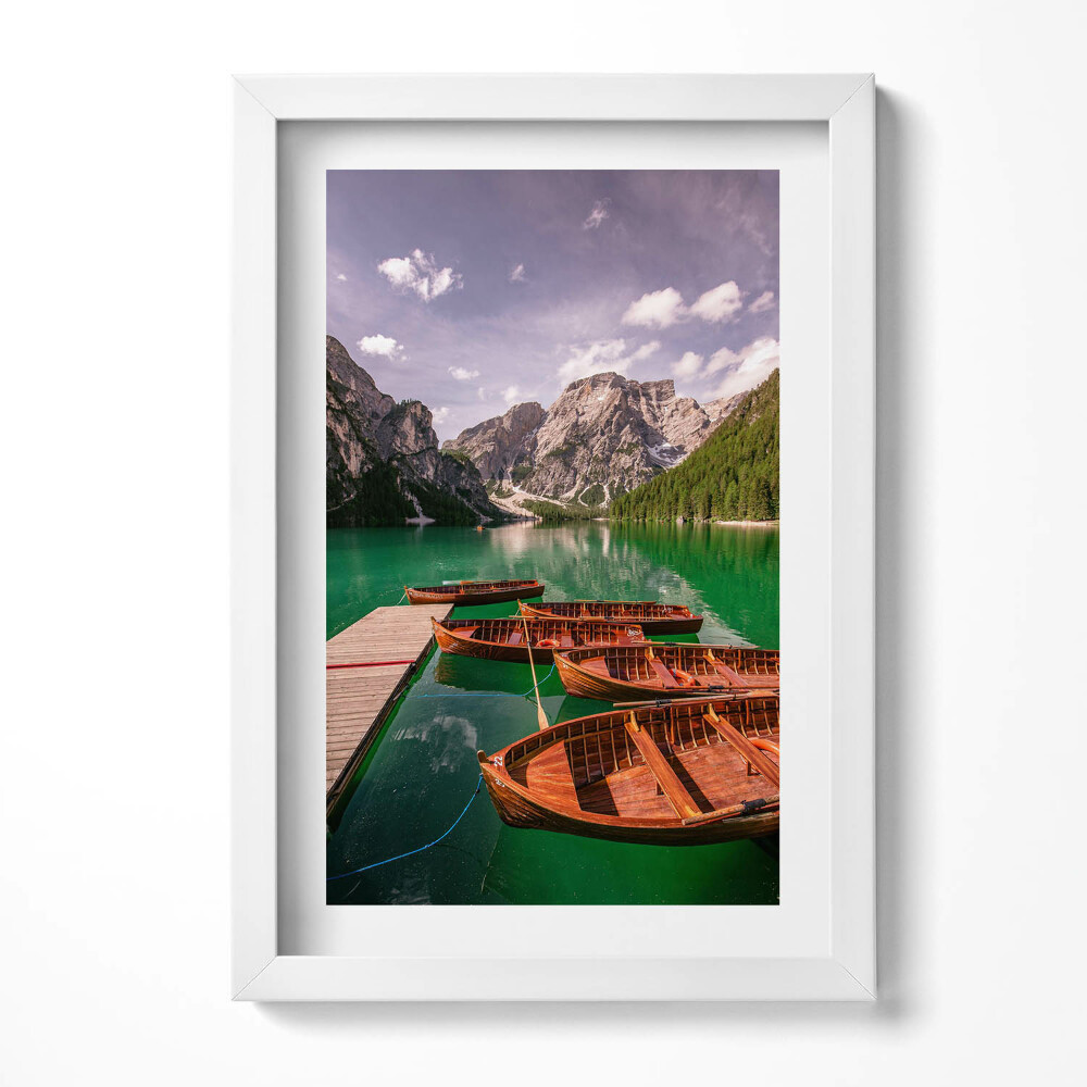 Obraz w ramie Drewniane łódki na jeziorze w górach