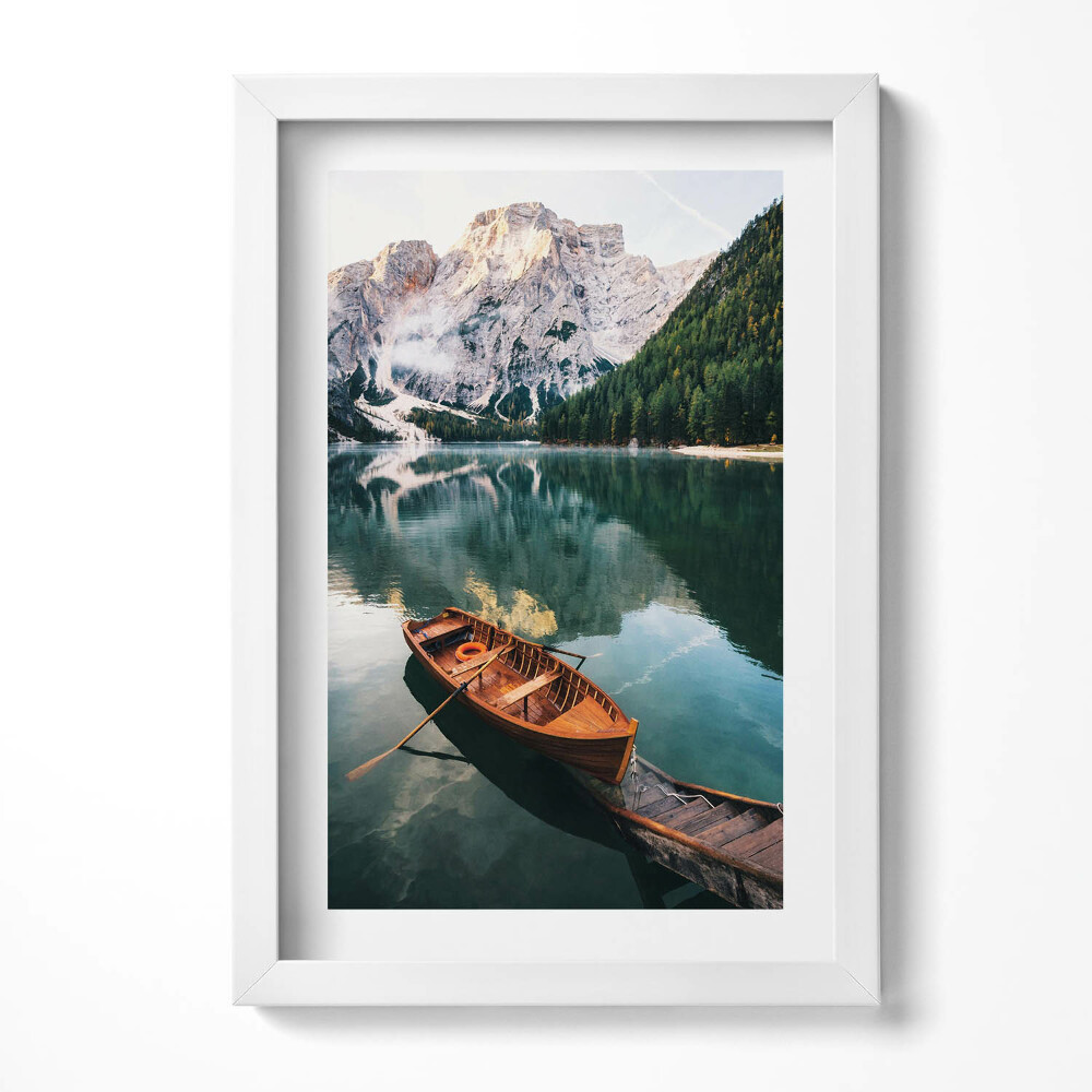 Obraz w ramie Pejzaż łodzi na jeziorze w górach
