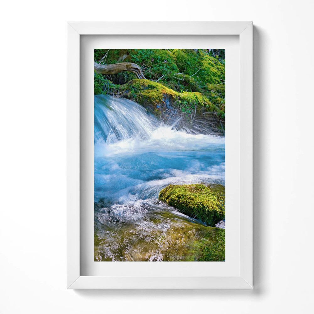 Obraz w ramie Rwący strumyk w lesie