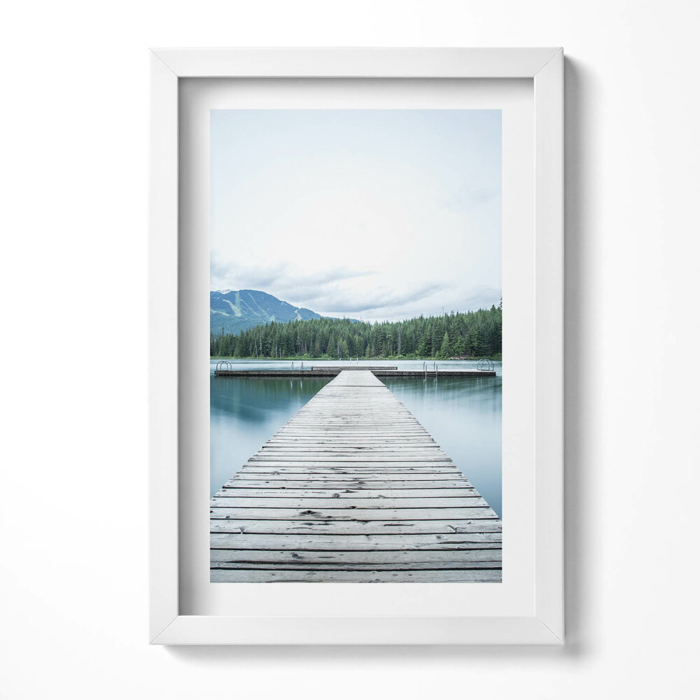 Obraz w ramie Drewniany pomost na jeziorze w górach