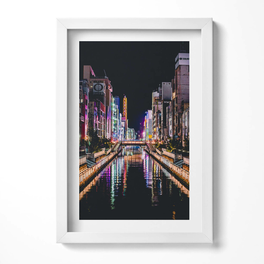 Obraz w ramie Nocne miasto z odbiciami świateł w wodzie