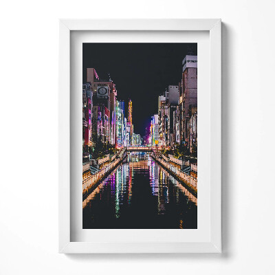 Obraz w ramie Nocne miasto z odbiciami świateł w wodzie