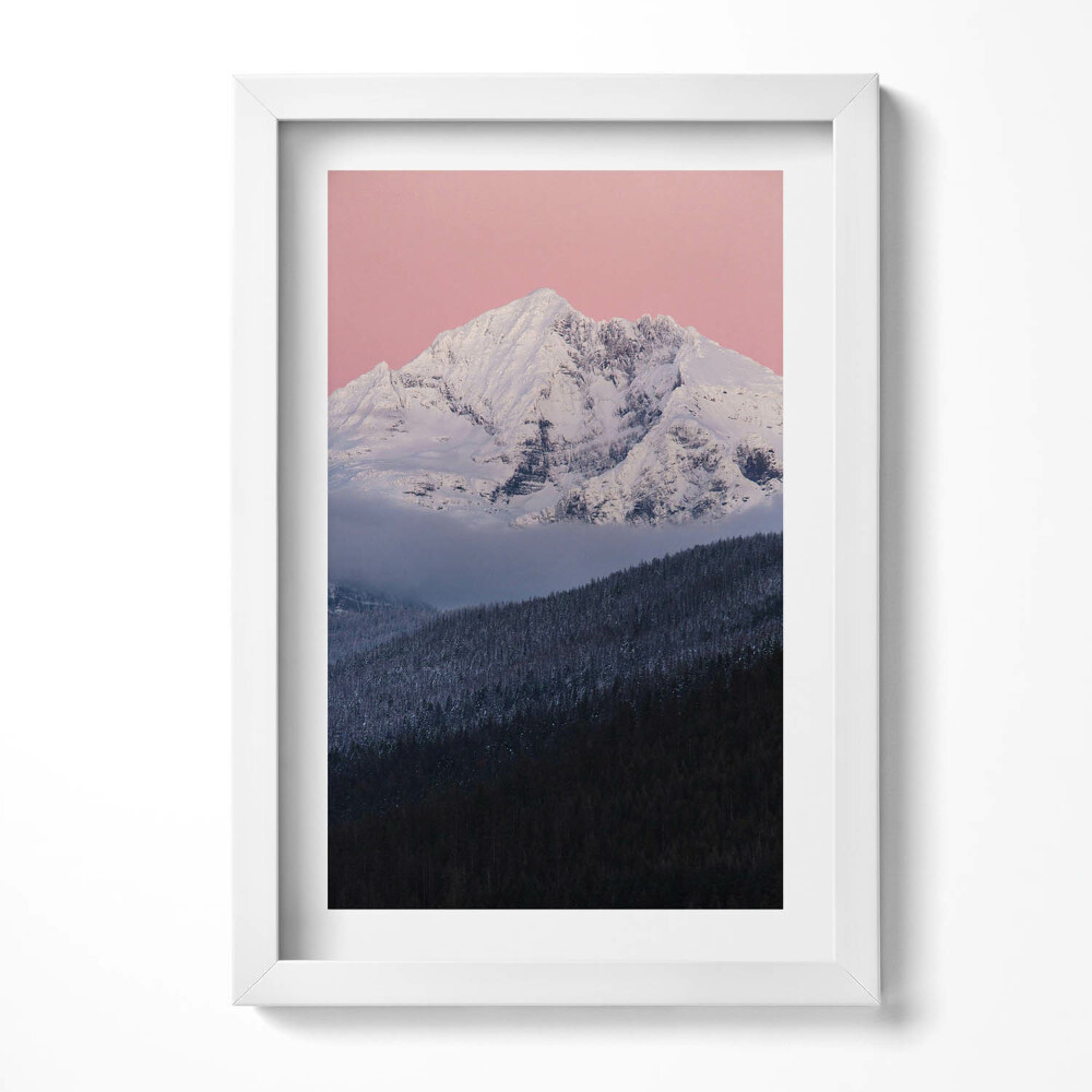 Obraz w ramie Las i ośnieżony szczyt