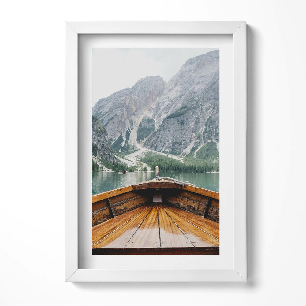 Obraz w ramie Widok z łodki na górskim jeziorze
