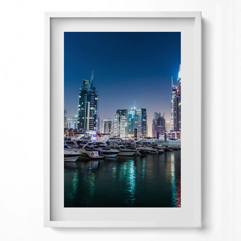 Obraz pionowy Łodzie w mieście nocą