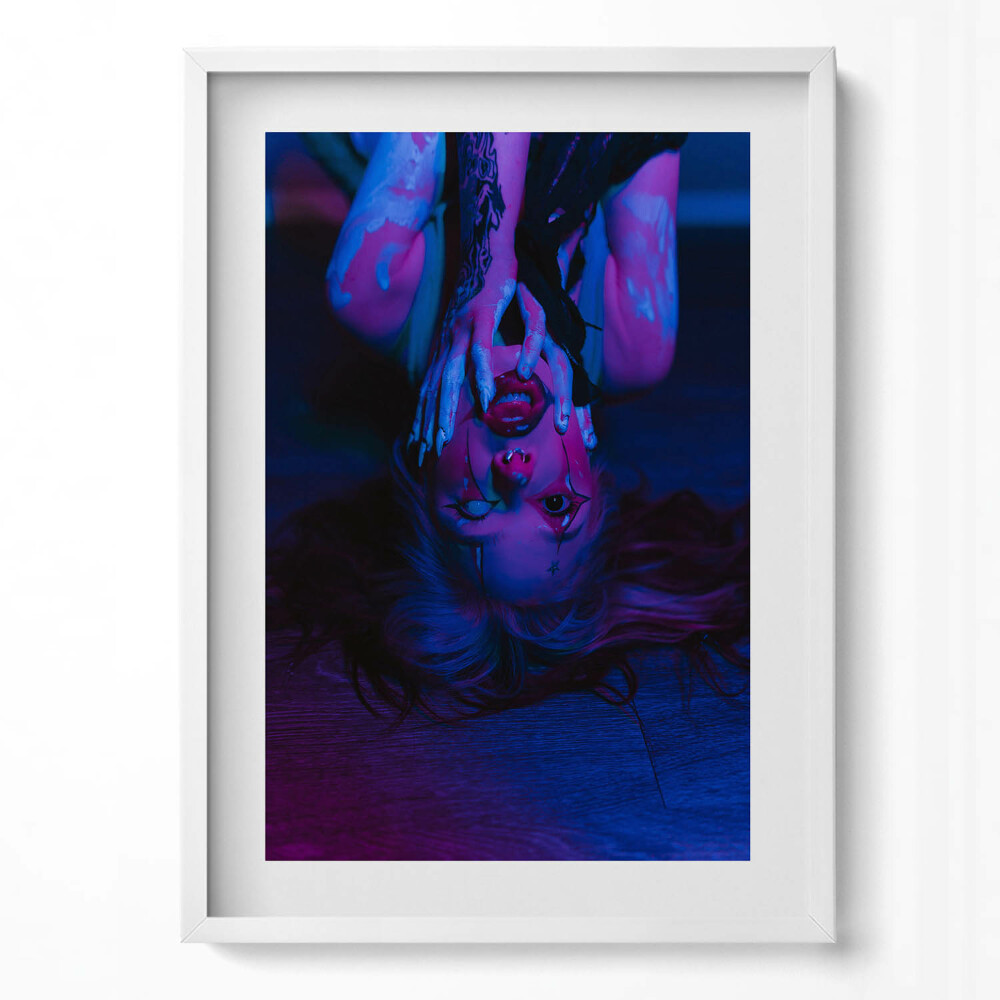 Obraz pionowy Dziewczyna z tatuażem joker