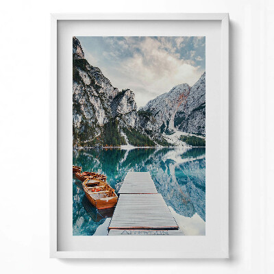 Obraz pionowy Łódka na jeziorze w górach