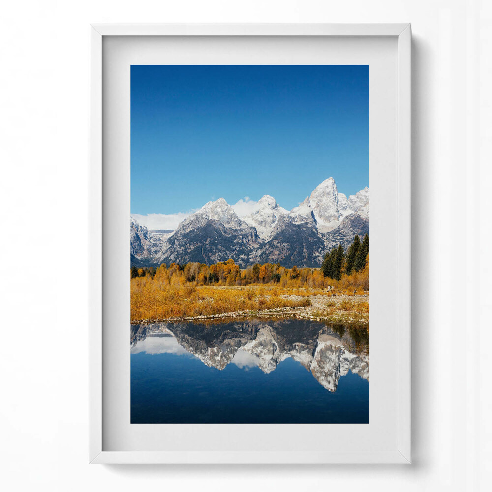 Obraz pionowy Góry jezioro i jesienne drzewa