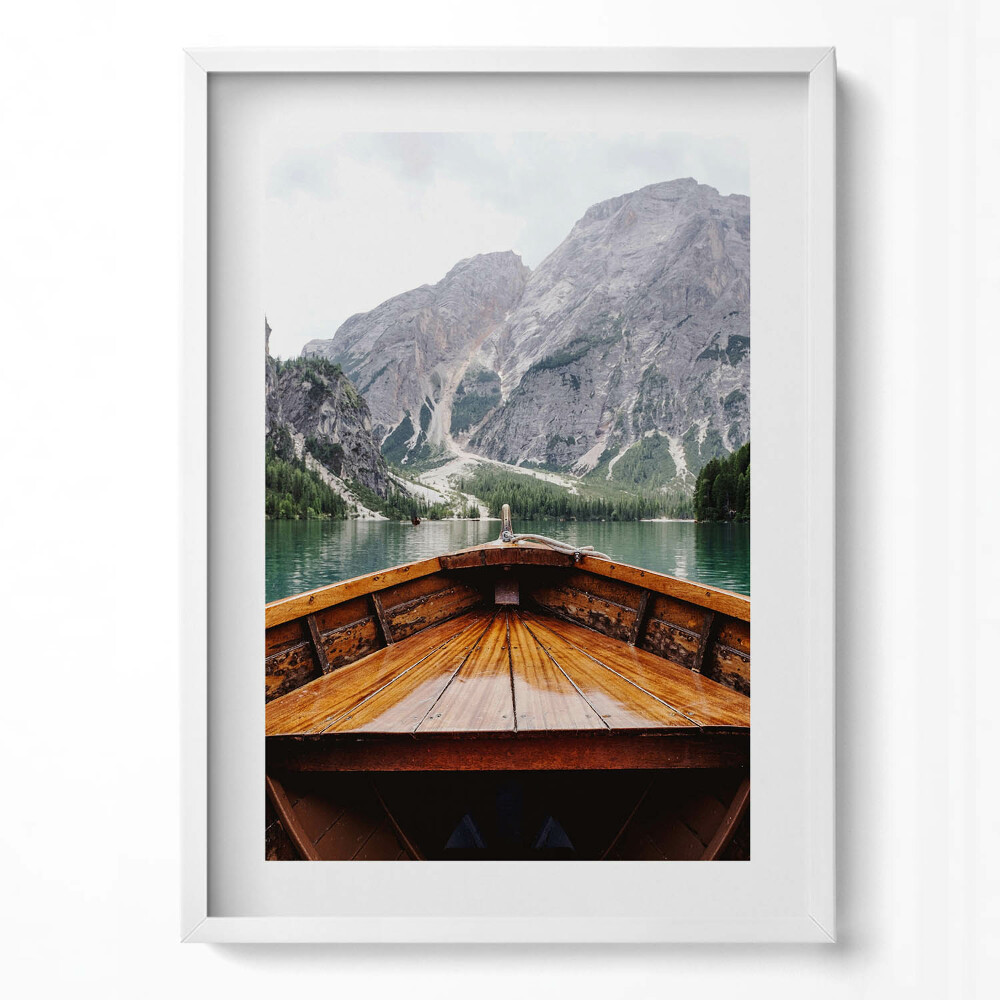Obraz pionowy Łódka na górskim jeziorze