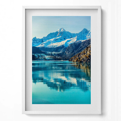 Obraz pionowy Piękny pejzaż górskiego jeziora