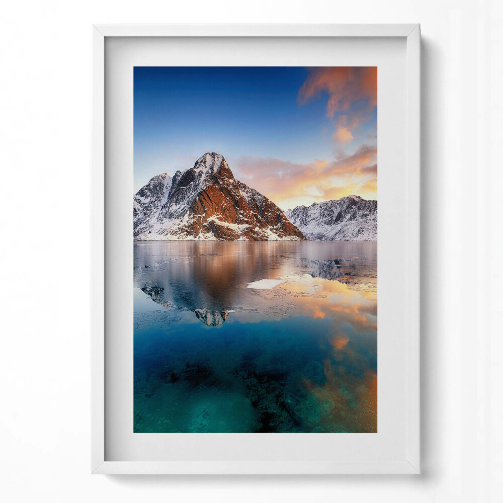 Obraz pionowy Piękny pejzaż wody i gór wieczorem