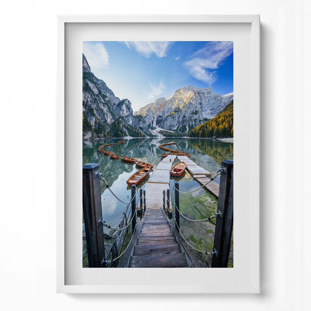 Obraz pionowy Łodzie na górskim jeziorze