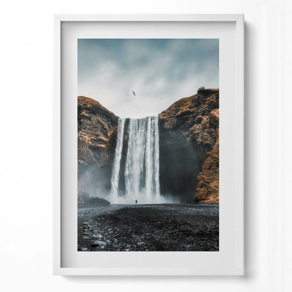 Obraz pionowy Wodospad pośród skał