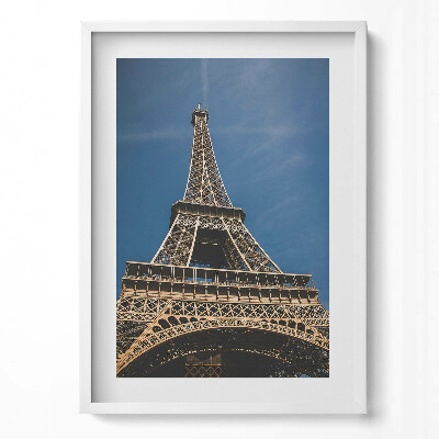 Obraz pionowy Widok z dołu na Wieżę Eiffla w Paryżu
