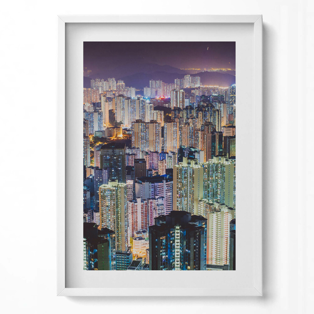 Obraz pionowy Rożswietlone miasto nocą