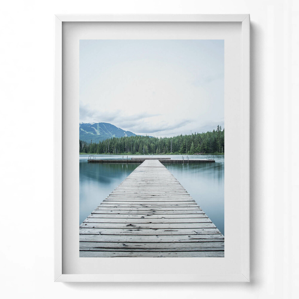 Obraz pionowy Drewniany pomost na jeziorze w górach