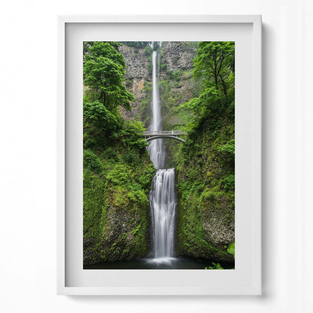 Obraz pionowy Wysoki wodospad i mosty