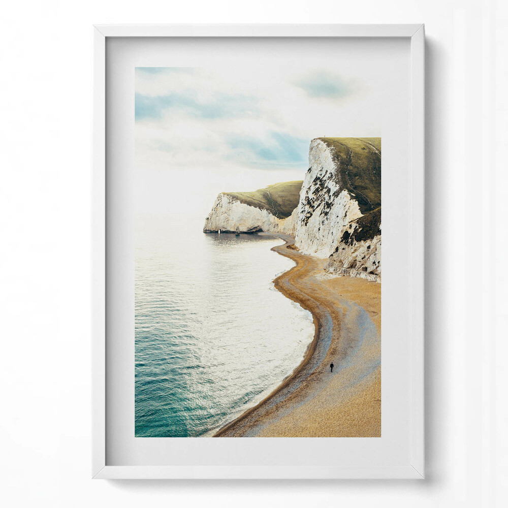 Obraz pionowy Spokojna plaża u podnóża klifów