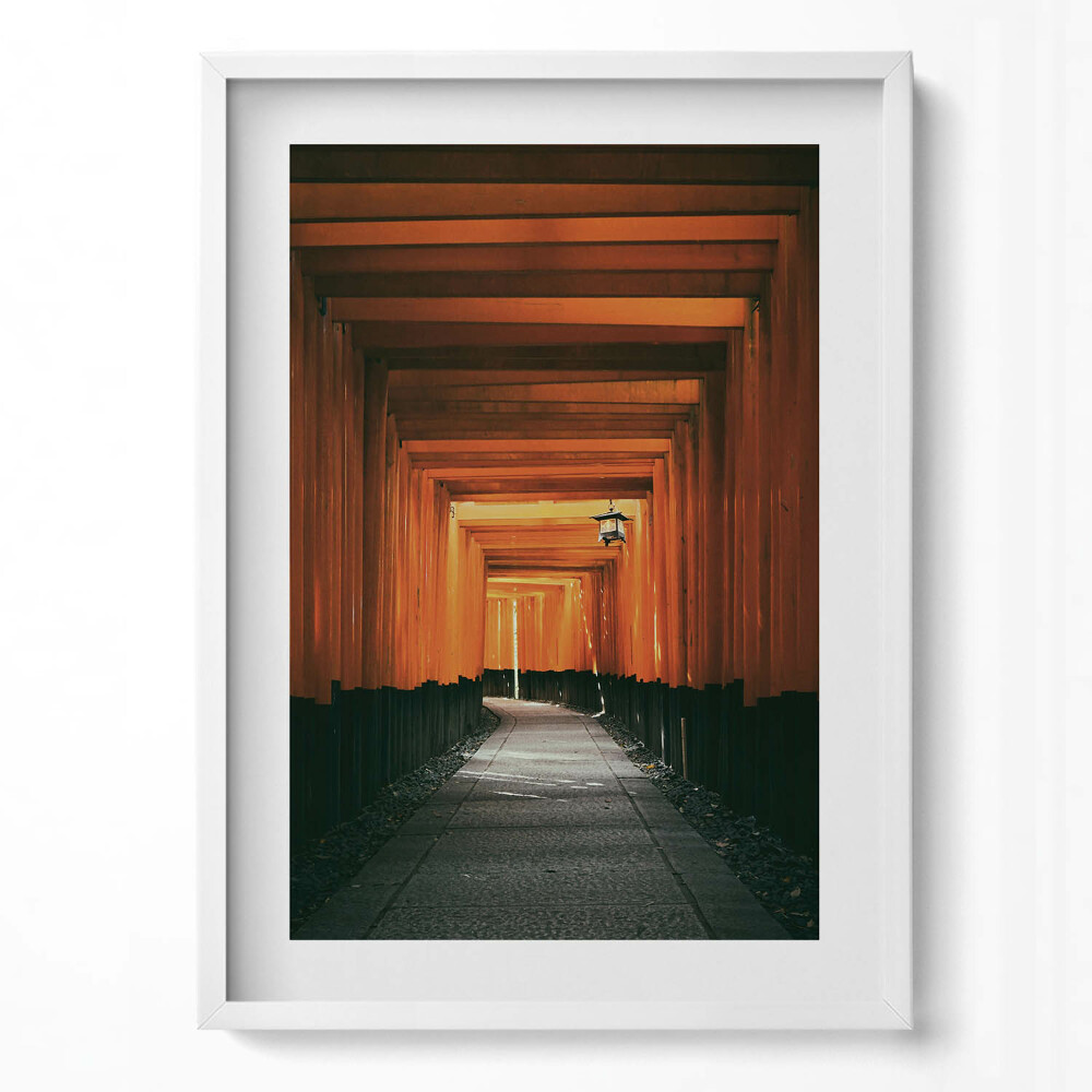 Obraz pionowy Tradycyjna ścieżka przez bramę torii
