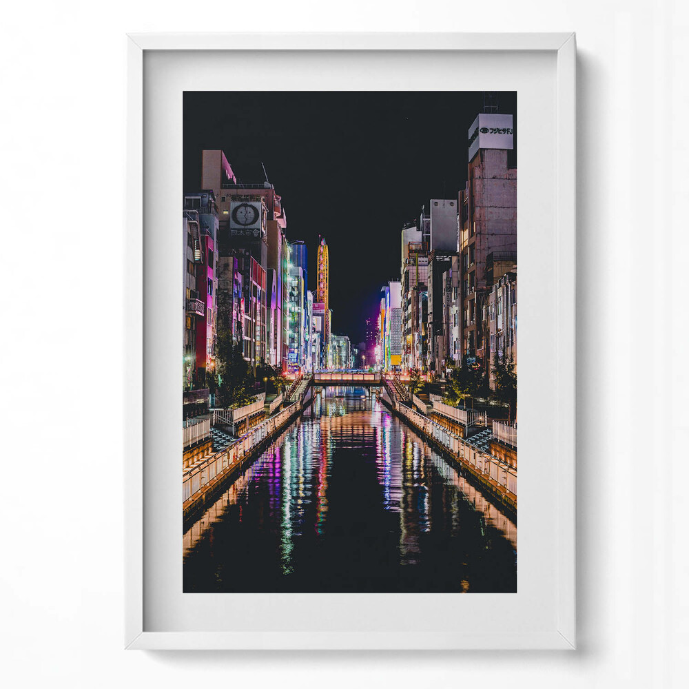 Obraz pionowy Nocne miasto z odbiciami świateł w wodzie