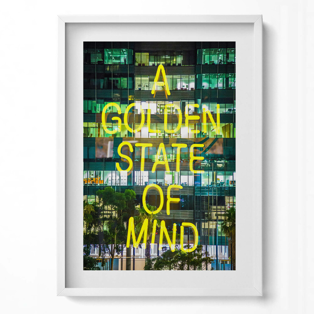 Obraz pionowy Zółte neony na budynku