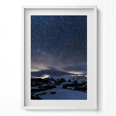 Obraz pionowy Gwiazdy nocą na niebie w górach