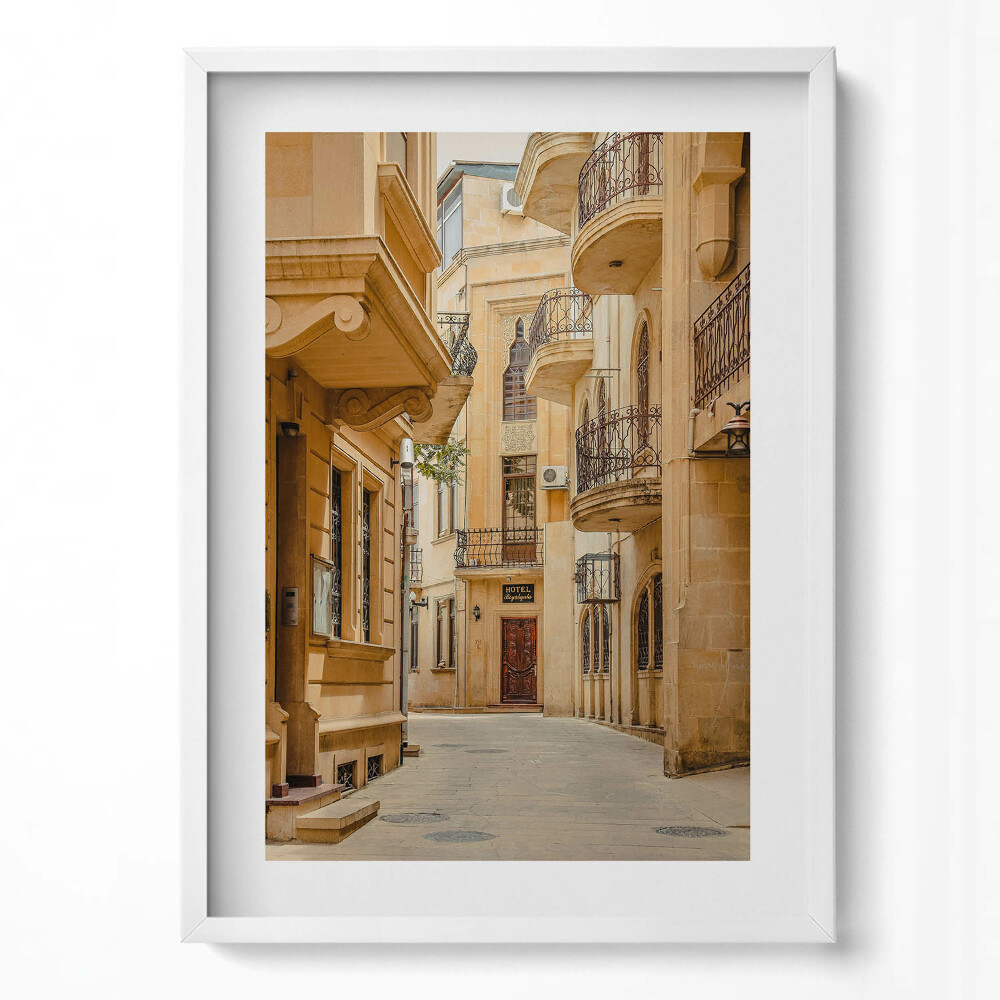 Obraz pionowy Wąska uliczna wśród budynków