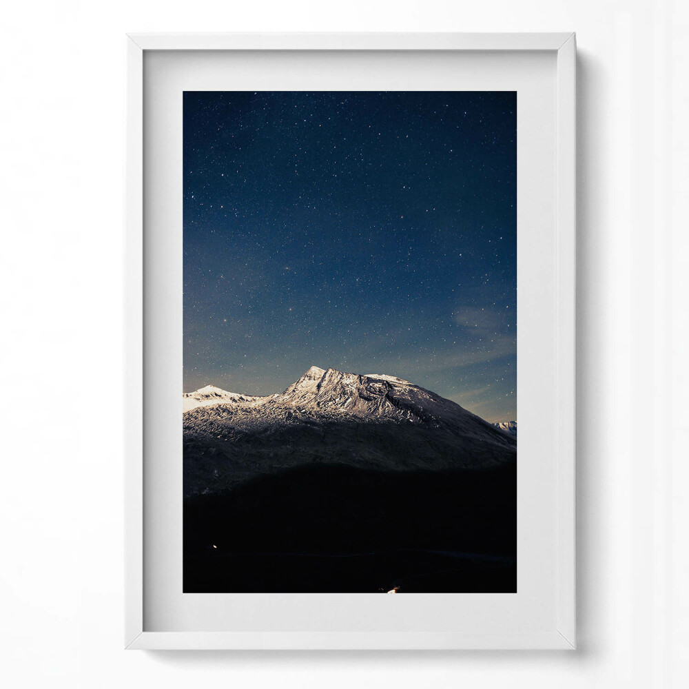 Obraz pionowy Pejzaż góry na tle gwieździstego nieba