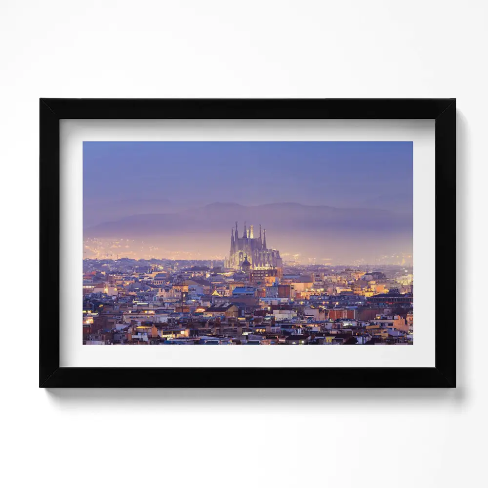 Obraz w ramie Widok na Barcelonę i Sagrada w nocy