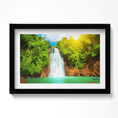 Obraz w ramie Pejzaż wodospadu wśród zieleni
