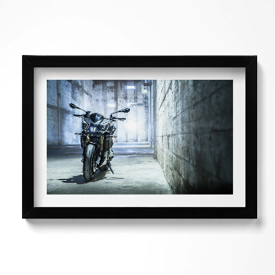 Obraz w ramie Motocykl w betonowej alejce miasta