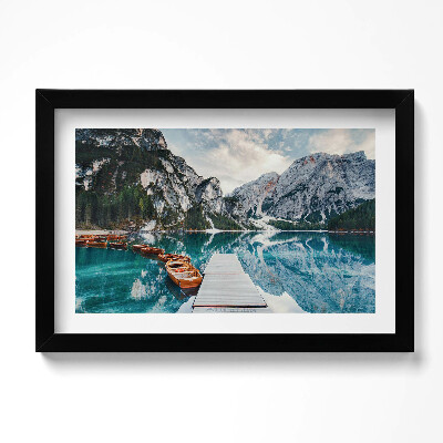 Obraz w ramie Łódka na jeziorze w górach