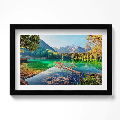 Obraz w ramie Pejzaż górskiego jeziora wśród drzew