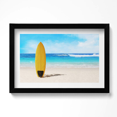 Obraz w ramie Żółta deska surfingowa na plaży na tle morza