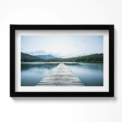 Obraz w ramie Drewniany pomost na jeziorze w górach