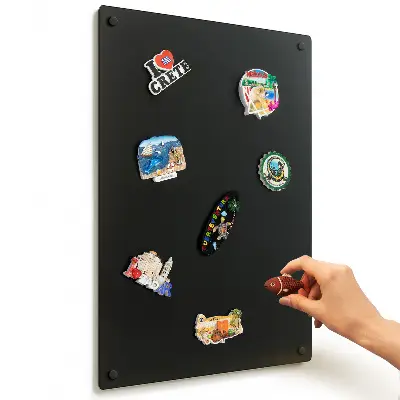 Tablica magnetyczna w rozmiarze 40x60 cm do przechowywania pamiątek z podróży