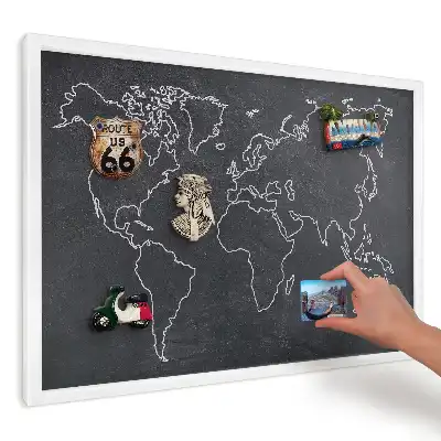 Tablica magnetyczna z mapą świata w białej ramie na ciemnym tle