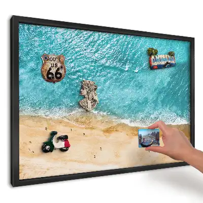 Tablica magnetyczna w czarnej ramie z motywem turkusowej wody i plaży