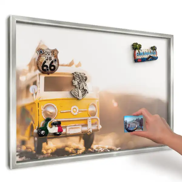 Tablica magnetyczna na magnesy z podróży motyw żółtego busa w słońcu