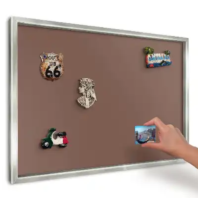 Elegancka tablica na magnesy do kuchni w kolorze ciepłego brązu