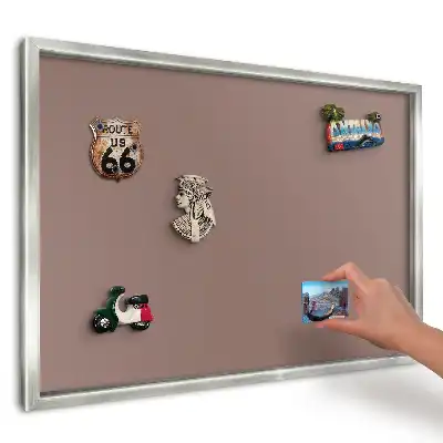 Nowoczesna tablica magnetyczna na magnesy z podróży w kolorze intensywnej czerwieni