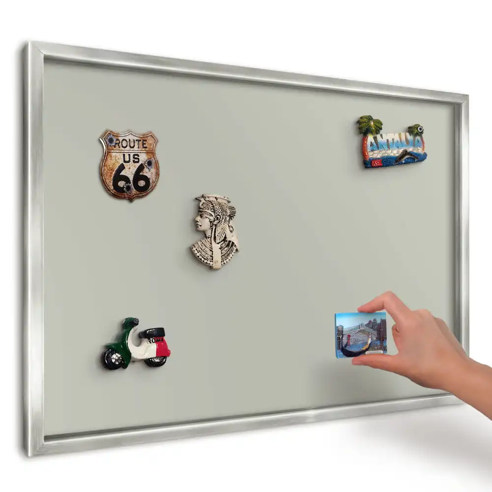 Minimalistyczna tablica na magnesy do kuchni w kolorze jasnego kremu