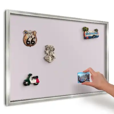 Tablica magnetyczna na magnesy z podróży w kolorze subtelnego różu