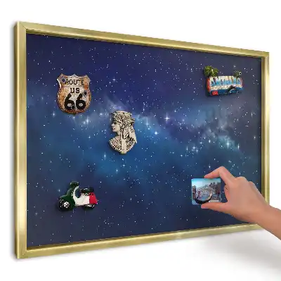 Tablica na magnesy w złotej ramie z motywem kosmicznego niebieskiego nieba