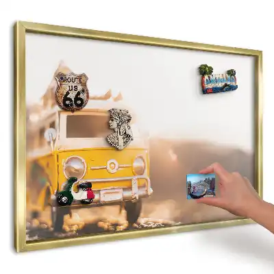 Tablica magnetyczna w złotej ramie Żółty bus w słońcu