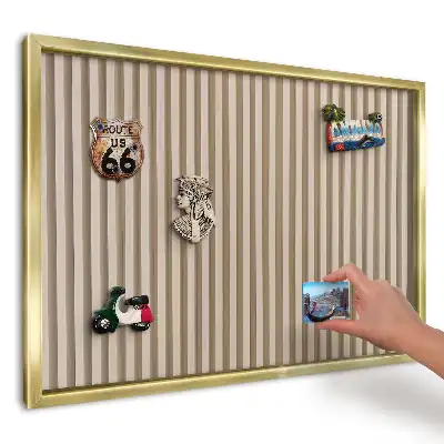 Tablica magnetyczna na ścianę z jasnymi pionowymi listwami